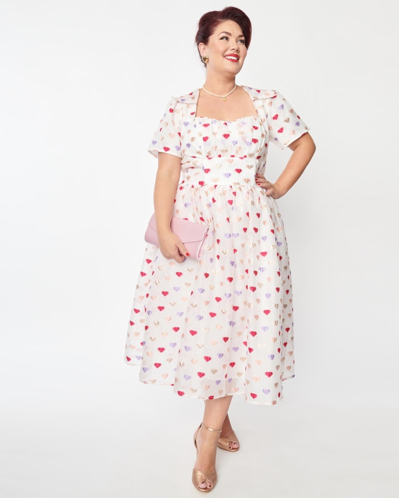 Front of a model wearing a size 3X/20 Unique Vintage Plus Size White & Multi Hearts Crinkle Libby Swing Dress in White & Multi Hearts by Unique Vintage. | dia_product_style_image_id:270127